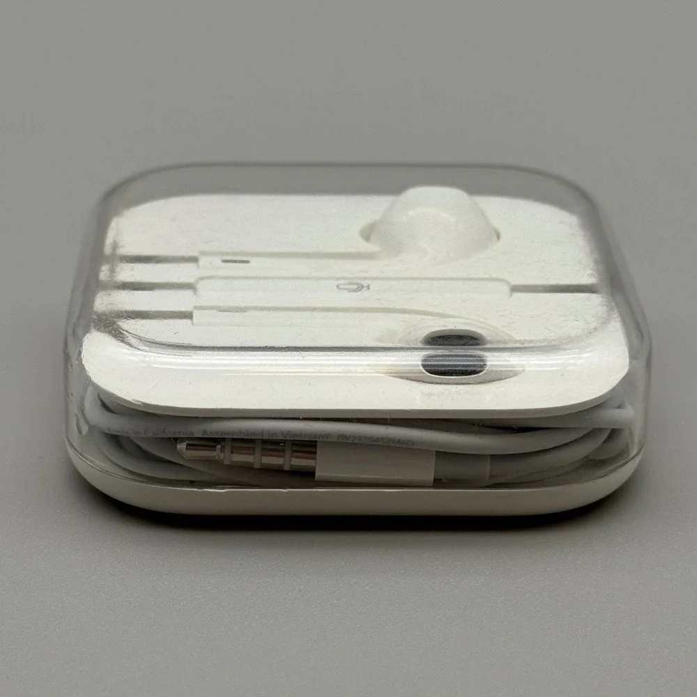 Apple EarPods 3.5mm Headphone Jack Wired Earbuds Genuine New In Case